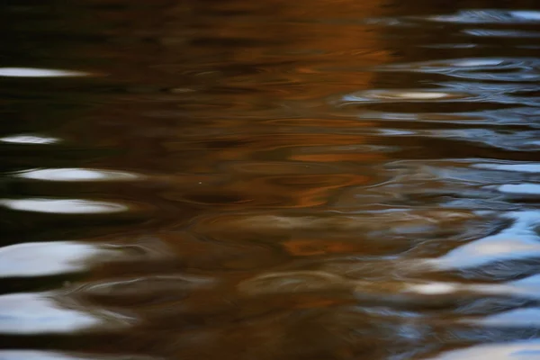 Textur eines dunklen Herbstwassers im Fluss — Stockfoto