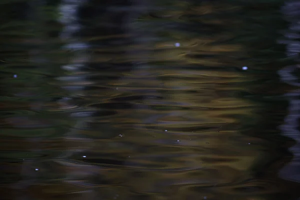 川の暗い秋の水のテクスチャ — ストック写真