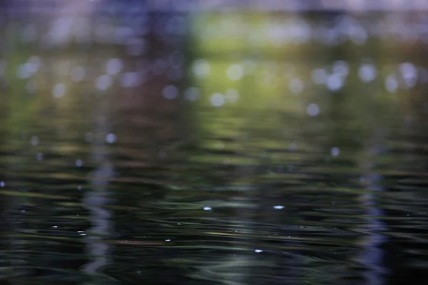 Nehrin bir karanlık sonbahar su doku — Stok fotoğraf
