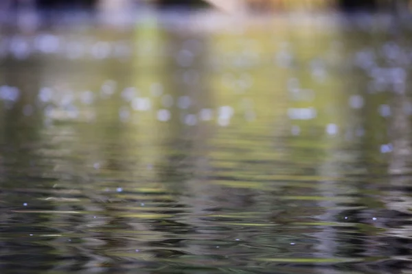 Textuur van een donkere herfst water in de rivier — Stockfoto