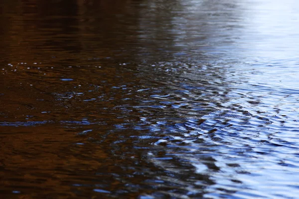 Текстура темной осенней воды в реке — стоковое фото