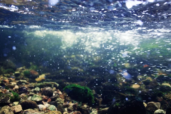 Pod vodou v horské řece — Stock fotografie
