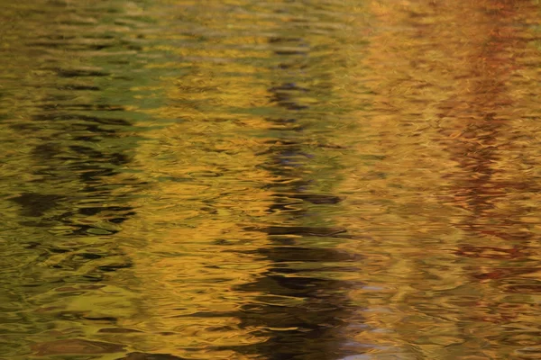 Textura de uma água escura de outono no rio — Fotografia de Stock