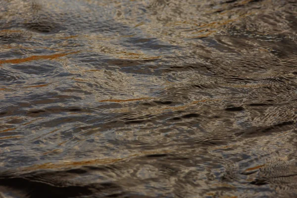 Struttura di un'acqua scura di autunno nel fiume — Foto Stock