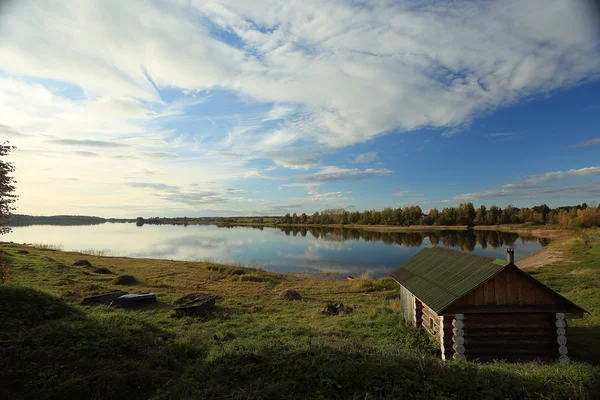 Pequena casa no lago — Fotografia de Stock