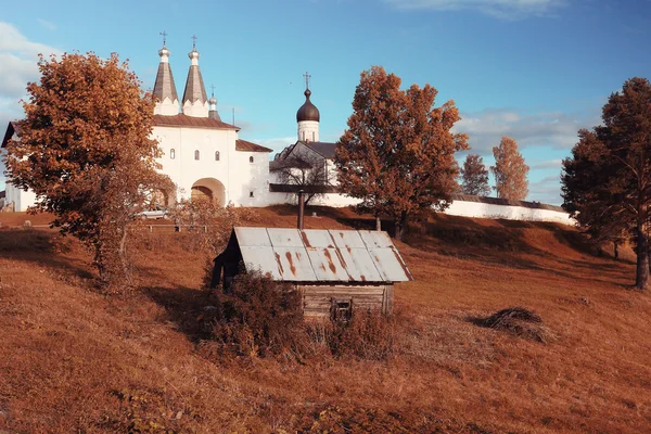 Igreja russa paisagem de verão — Fotografia de Stock