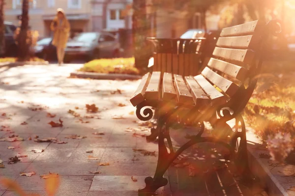 Banco en el parque de otoño — Foto de Stock