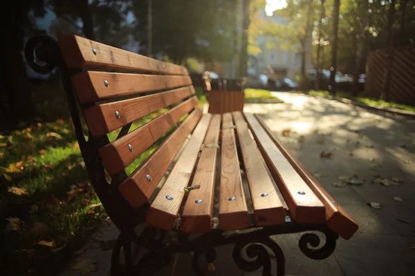 Скамейка в осеннем парке — стоковое фото