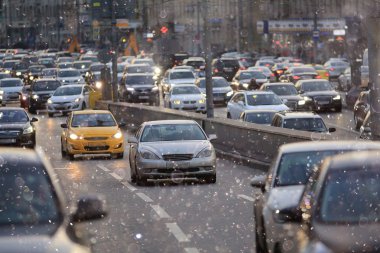 şehrin arka planda kar