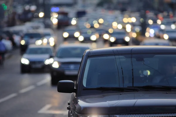 Carretera de noche con luces de coches borrosas — Foto de Stock