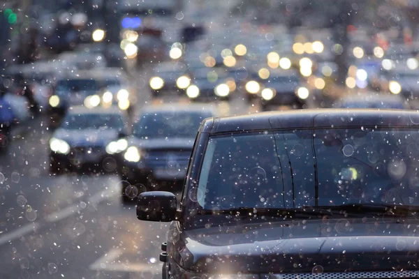 Kvällen road med suddiga bilar lampor — Stockfoto