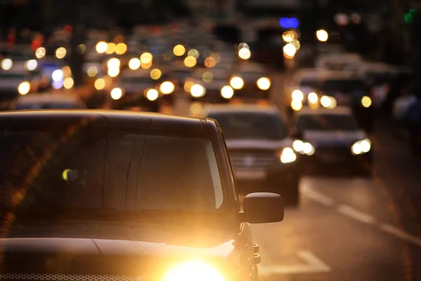 Avond weg met lichten wazig auto 's — Stockfoto