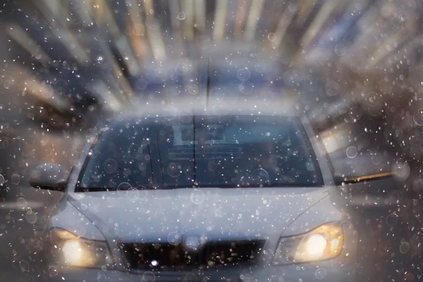 Inverno estrada embaçada com carros — Fotografia de Stock