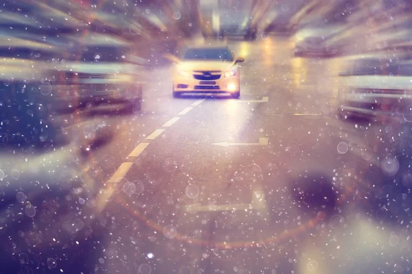 Ночная автомобильная дорога с размытым светом — стоковое фото