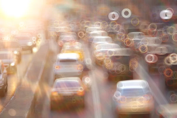 Día carretera ciudad con el movimiento borroso coches — Foto de Stock