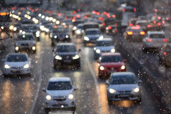 Strada cittadina serale con movimento sfocato — Foto Stock