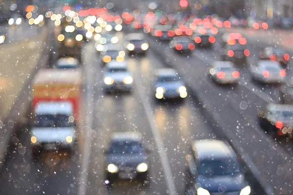 Neve cair na estrada da cidade — Fotografia de Stock