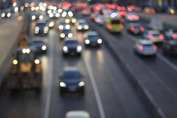 Abendliche Stadtstraße mit verschwommenen Autos — Stockfoto