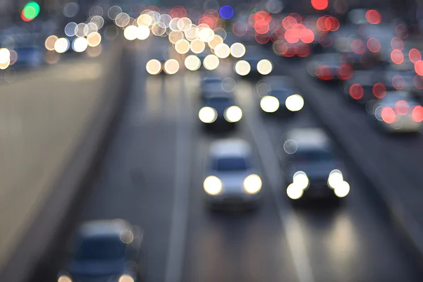 Noche carretera de la ciudad con coches difuminados movimiento — Foto de Stock