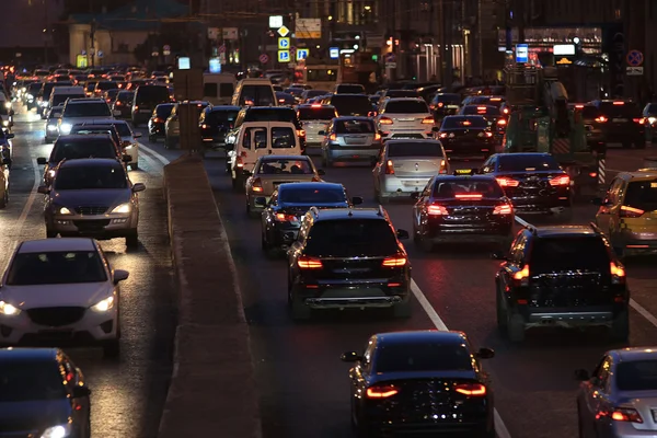 Noite cidade fundo com carros embaçados — Fotografia de Stock