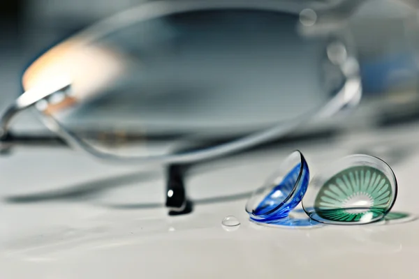 Óculos e lentes de contato coloridas — Fotografia de Stock