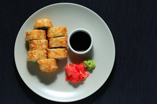 Rolls porção na cozinha tradicional japonesa — Fotografia de Stock