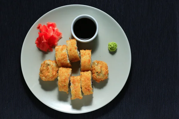 Menggulung porsi dalam masakan tradisional Jepang — Stok Foto