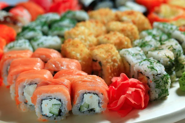 Porción de rollos en la cocina tradicional japonesa — Foto de Stock