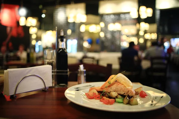 Salmón a la parrilla servido en el restaurante — Foto de Stock