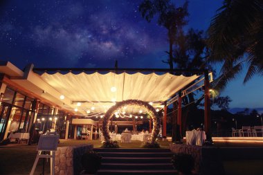 dekorasyon düğün çiçek kemer gece