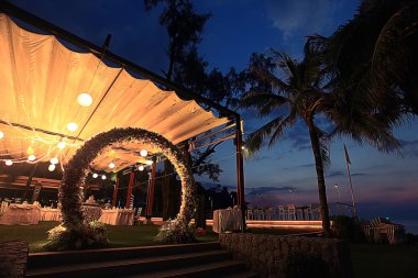 dekorasyon düğün çiçek kemer gece