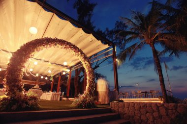 dekorasyon düğün çiçek kemer gece