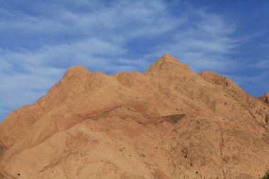 Kırmızı dağlar ve kayalar Mısır Sinai içinde