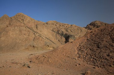 Kırmızı dağlar ve kayalar Mısır Sinai içinde