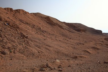 Kırmızı dağlar ve kayalar Mısır Sinai içinde