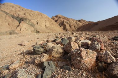 Kırmızı dağlar ve kayalar Mısır Sinai içinde