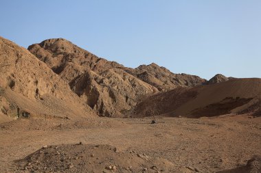 Kırmızı dağlar ve kayalar Mısır Sinai içinde