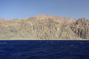 Kırmızı dağlar ve kayalar Mısır Sinai içinde