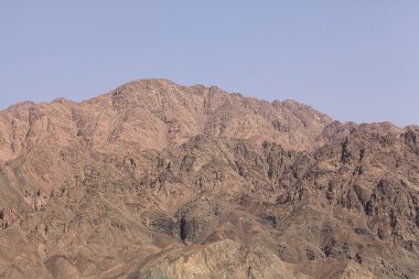 Kırmızı dağlar ve kayalar Mısır Sinai içinde