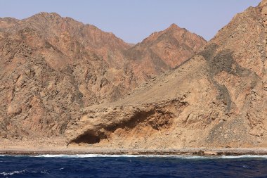 Kırmızı dağlar ve kayalar Mısır Sinai içinde