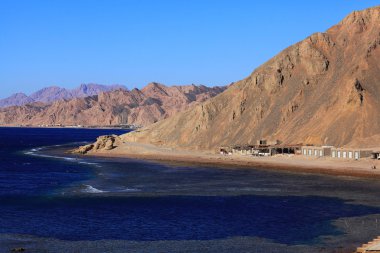 Mavi delik yakınlarında Mısır manzara