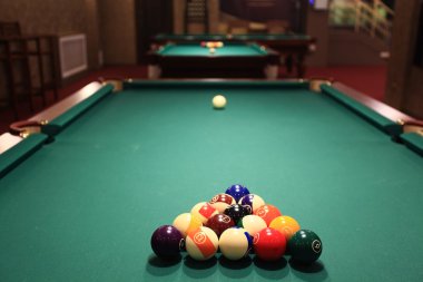 Masada bilardo topları var.