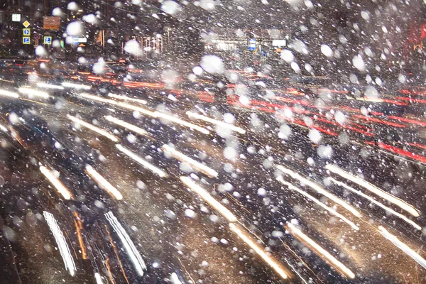 Neige dans la circulation nocturne de la ville — Photo