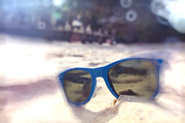 夏天的沙滩观太阳镜 — 图库照片