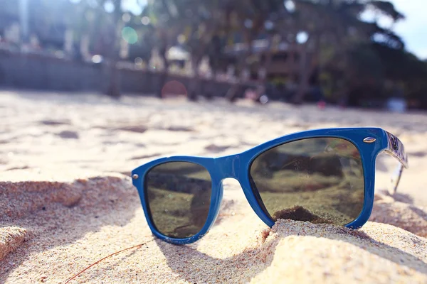 Сонцезахисні окуляри на піщаному пляжі концепція Літо — стокове фото
