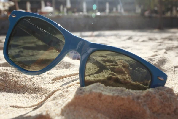 Gafas de sol en una playa de arena —  Fotos de Stock