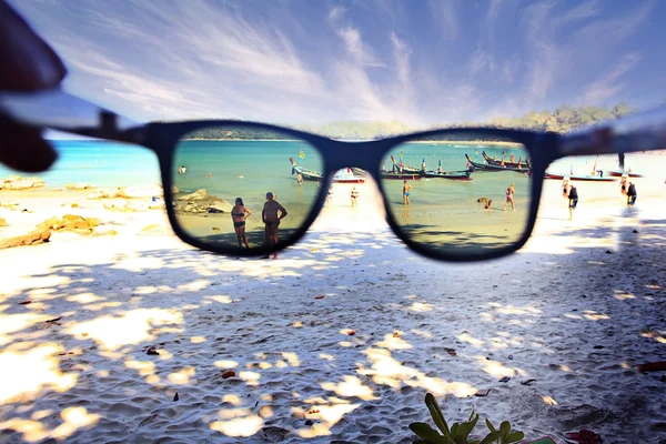 Óculos de sol em uma praia de areia — Fotografia de Stock