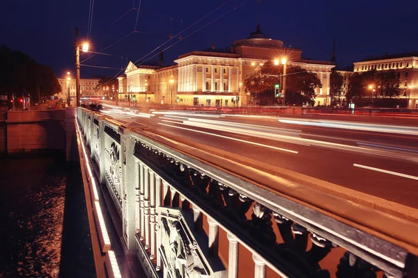 Gece şehir trafik ışıkları — Stok fotoğraf