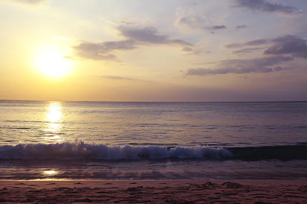 Plaj arka plan manzara deniz kıyısında bulanık — Stok fotoğraf