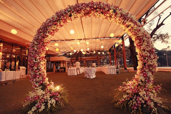 Dekorasyon düğün çiçek kemer gece — Stok fotoğraf